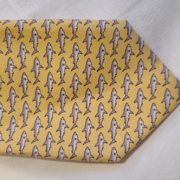 Vineyard Vines shark tie - Picture 2 of 4